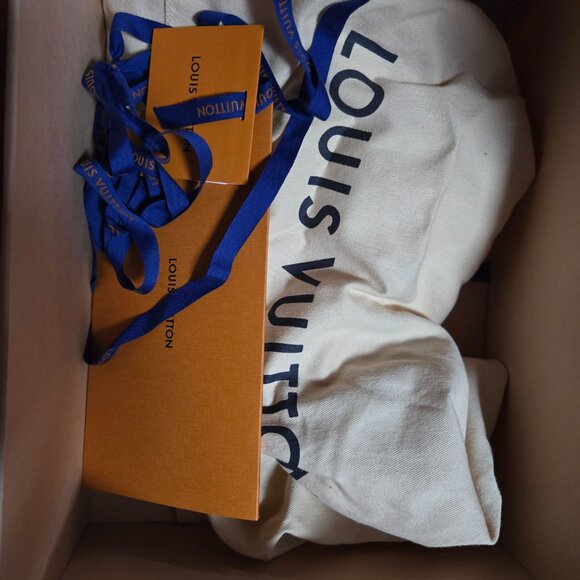 Pristine Louis Vuitton marshmallow sunrise in the city - Picture 10 of 11